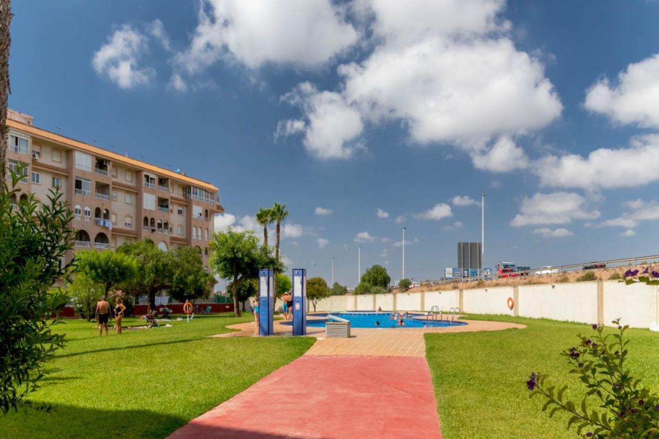 Apartamentos Villa Madrid Torrevieja Bagian luar foto